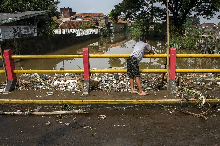 Citarum River, Indonesia ”“ featured in Stacey Dooley’s BBC documentary, Fashion’s Dirty Secret. The environmental destruction of the Citarum River is attributed to local clothing factories, which are linked to large high street fashion chains in the UK. © David Nieper